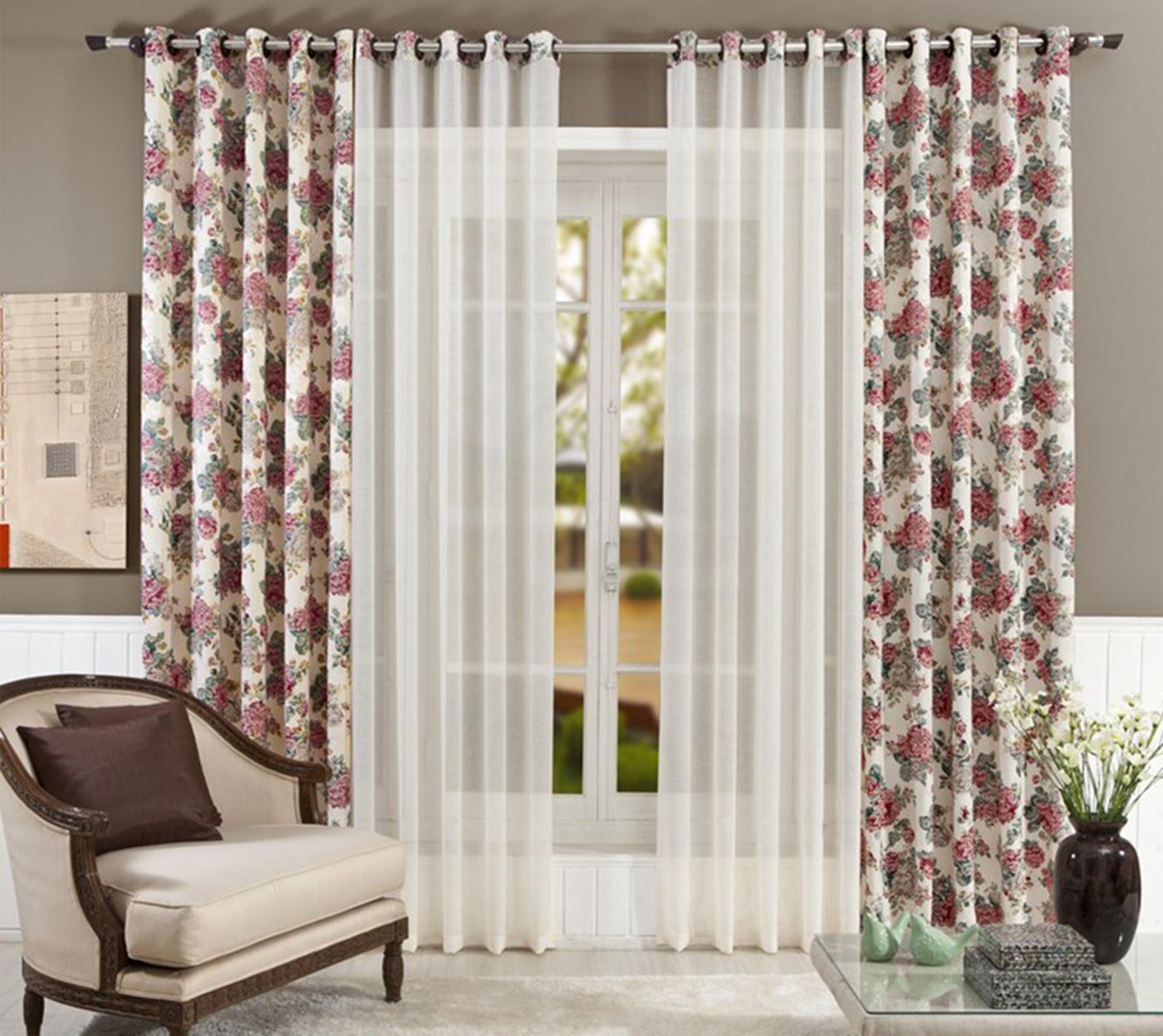 Sala com cortinas estampadas e voil em varão